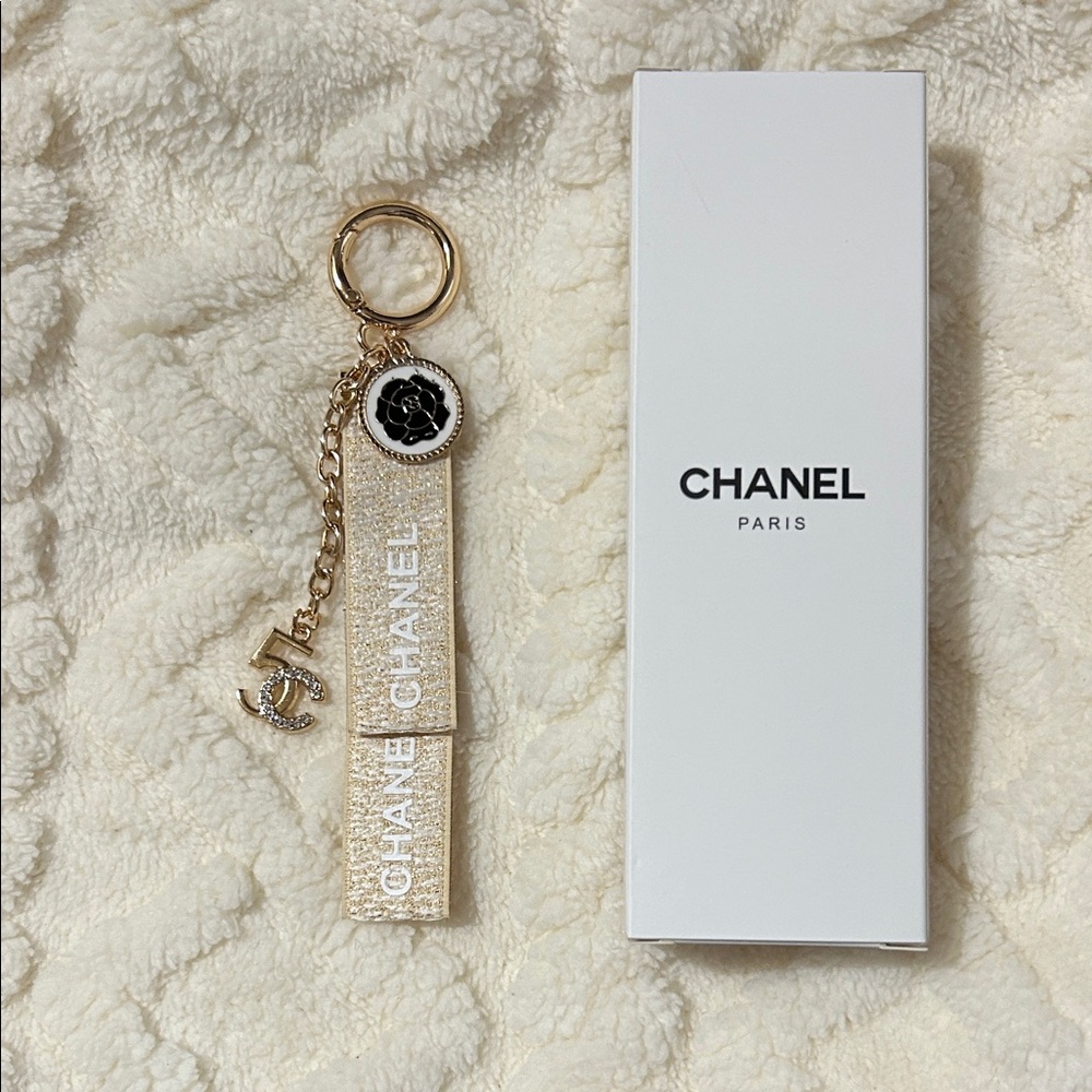 Chanel Fashion Elegant Gold and White Key Holder